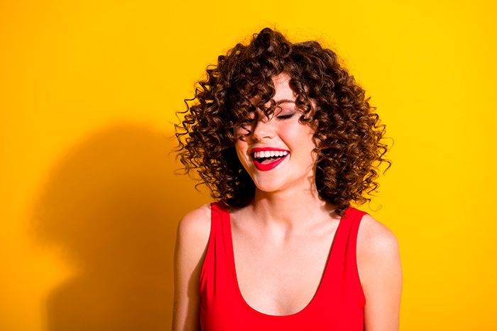 tendência de penteado que valoriza os cachos definidos