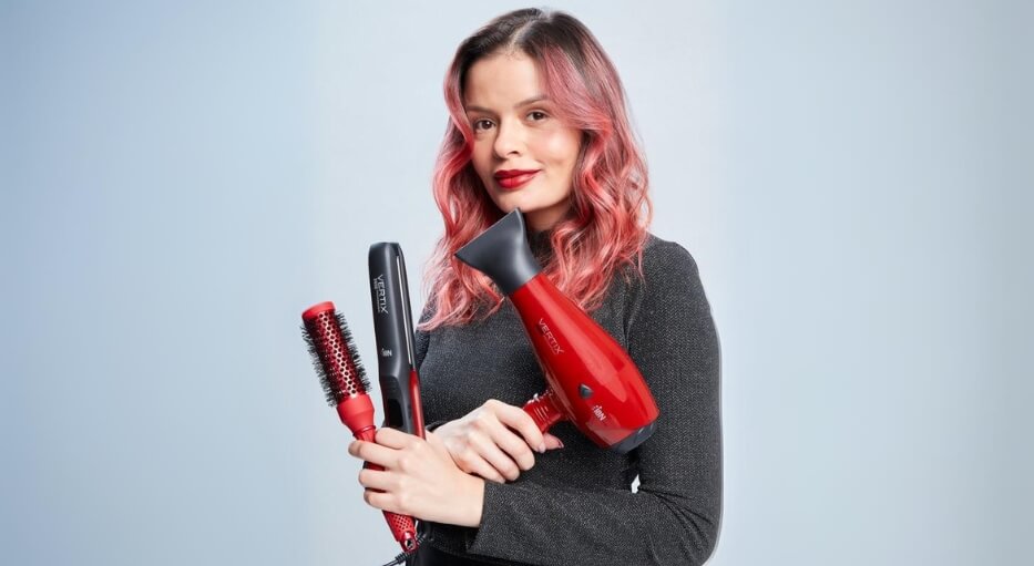 cabeleireira segurando ferramentas de salão de beleza