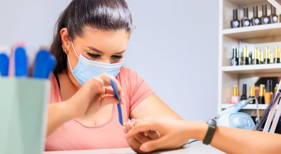 manicure atendendo uma cliente