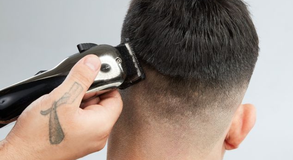 máquina de acabamento de cabelo fazendo degradê