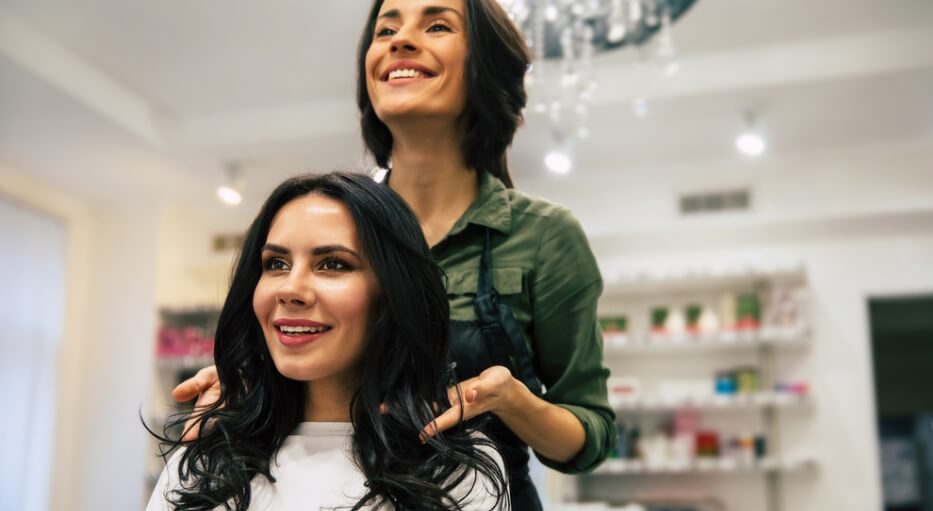 cabeleireira visagista atendendo cliente em salão