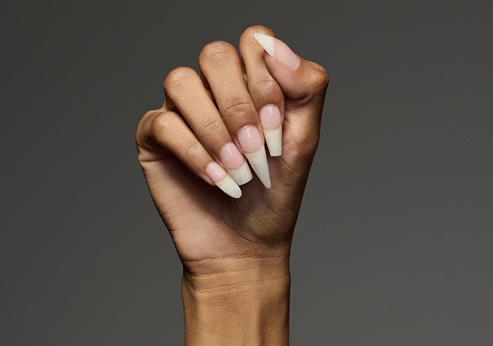 mão feminina com vários formatos de alongamento de unhas