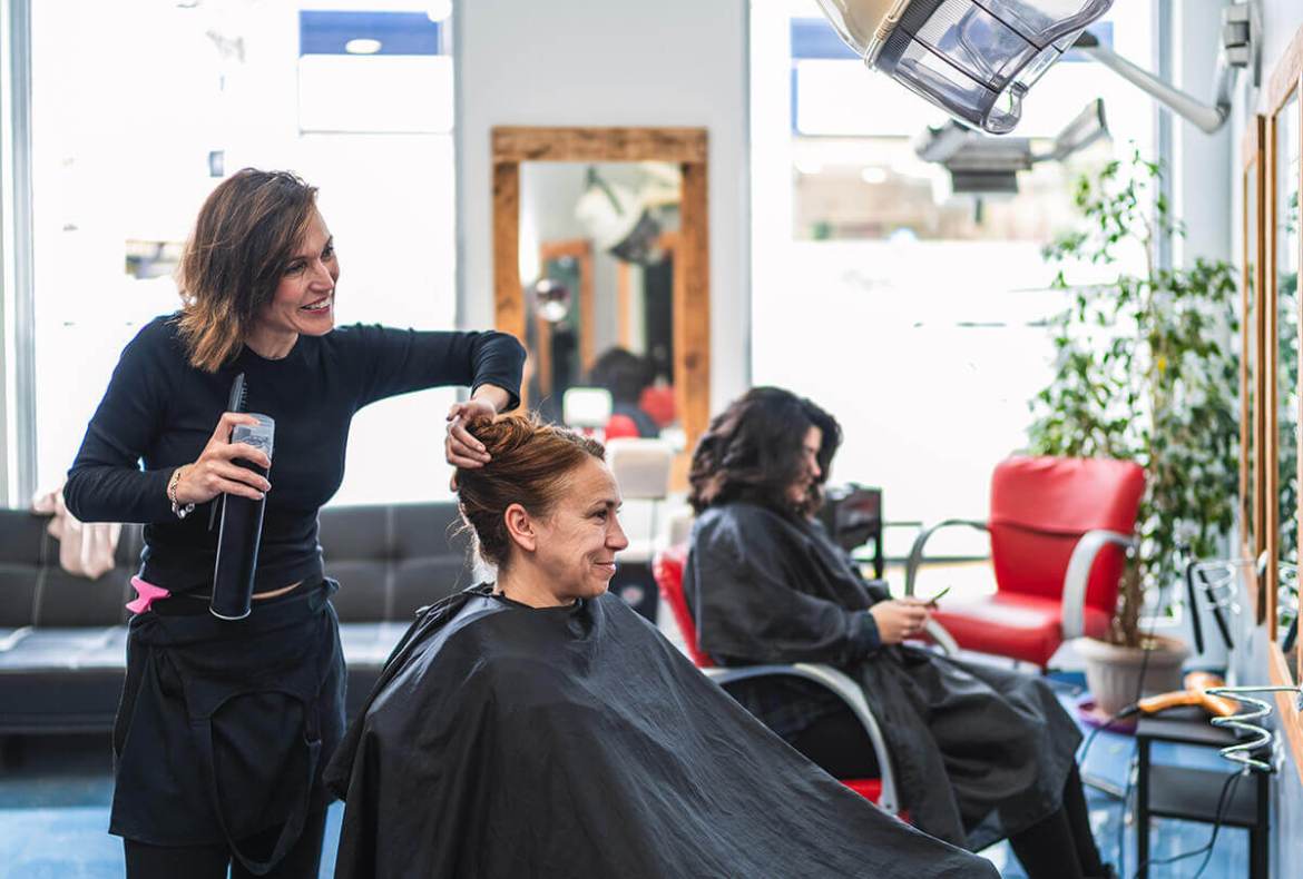 cabeleireira atendendo cliente e utilizando os melhores produtos profissionais para salão