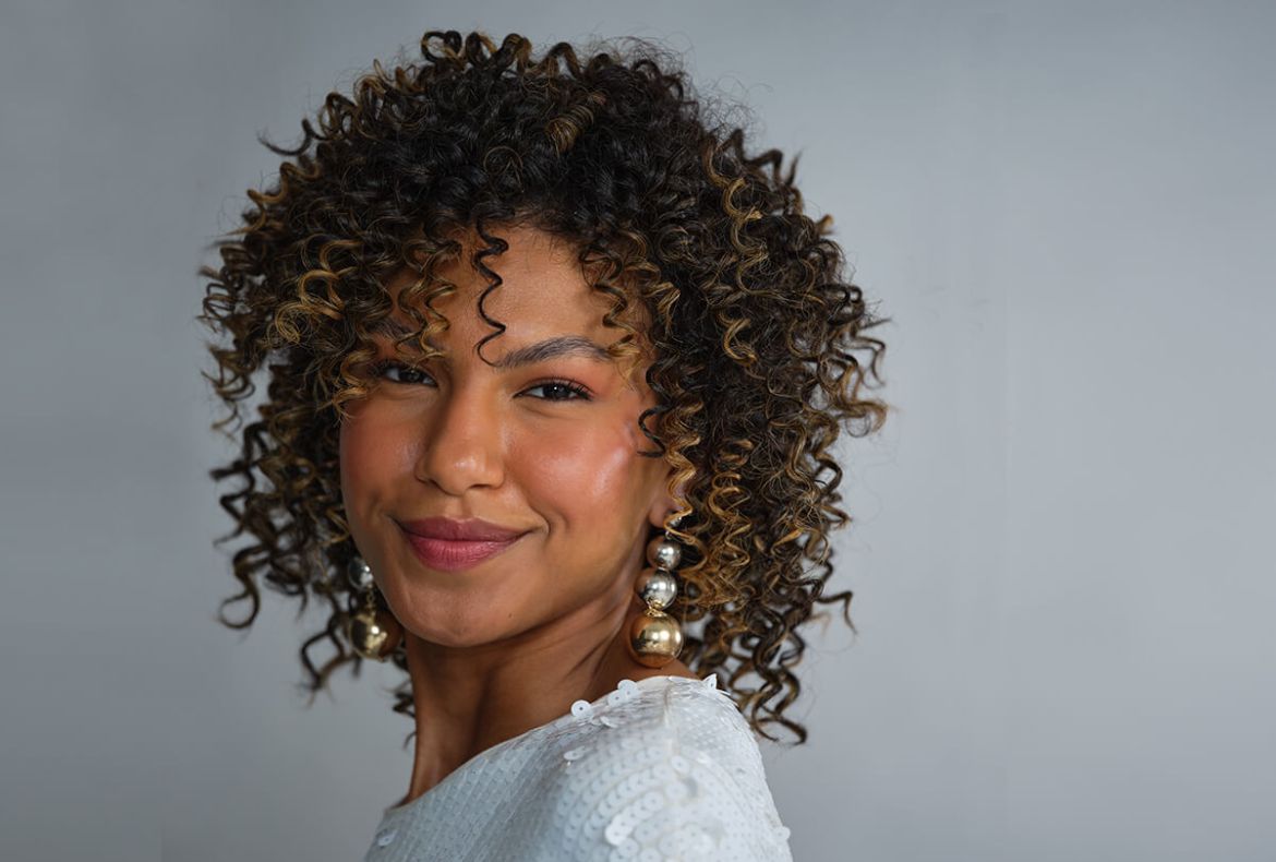 mulher com pele negra de cabelo crespo hidratado