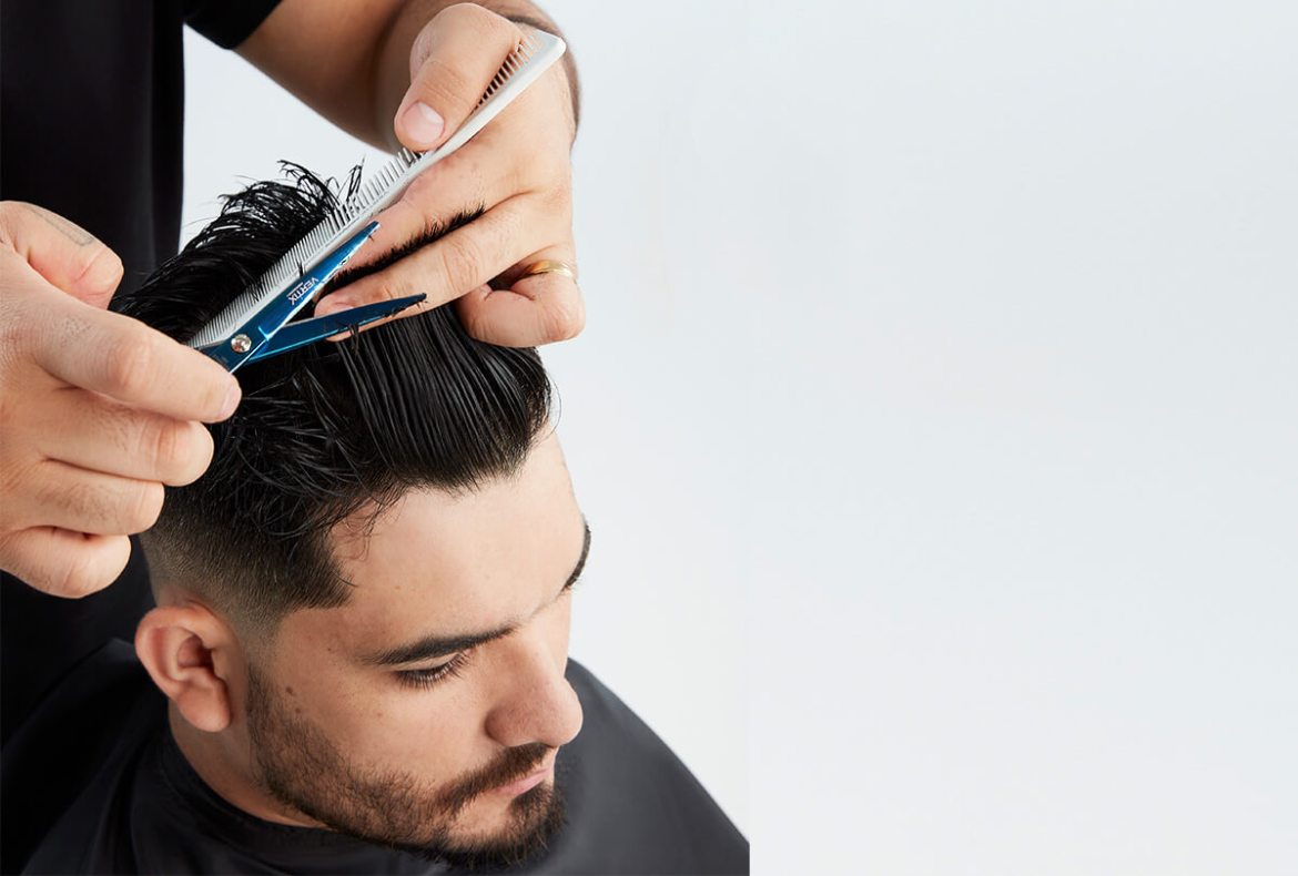 barbeiro utilizando uma das tesouras para barbearia vertix professional