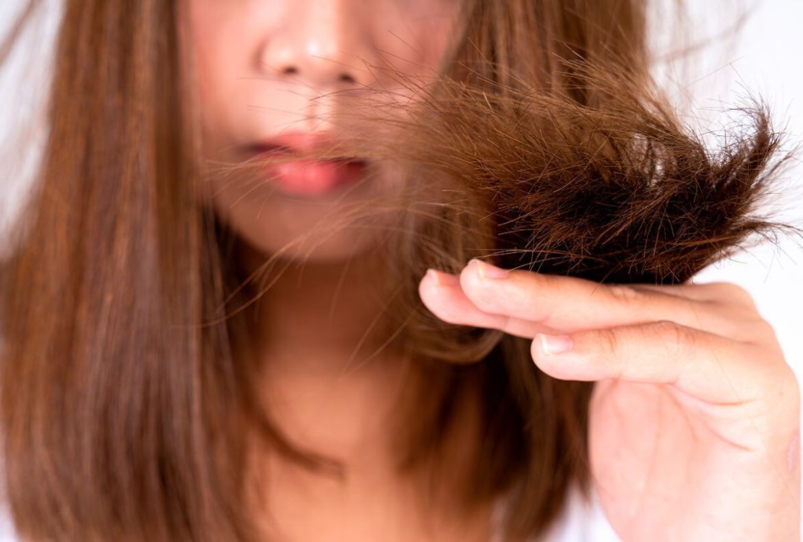 mulher recuperando o cabelo com corte químico