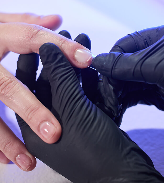 nail designer ou manicure fazendo alongamento de unhas francesinha em gel utilizando tips