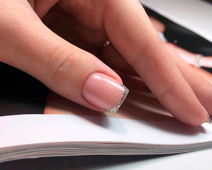 alongamento de unhas francesinha com glitter em unha de gel