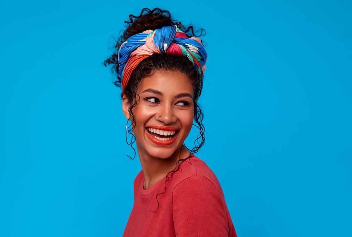 mulher negra com lenço e coque, um dos penteados para transição capilar