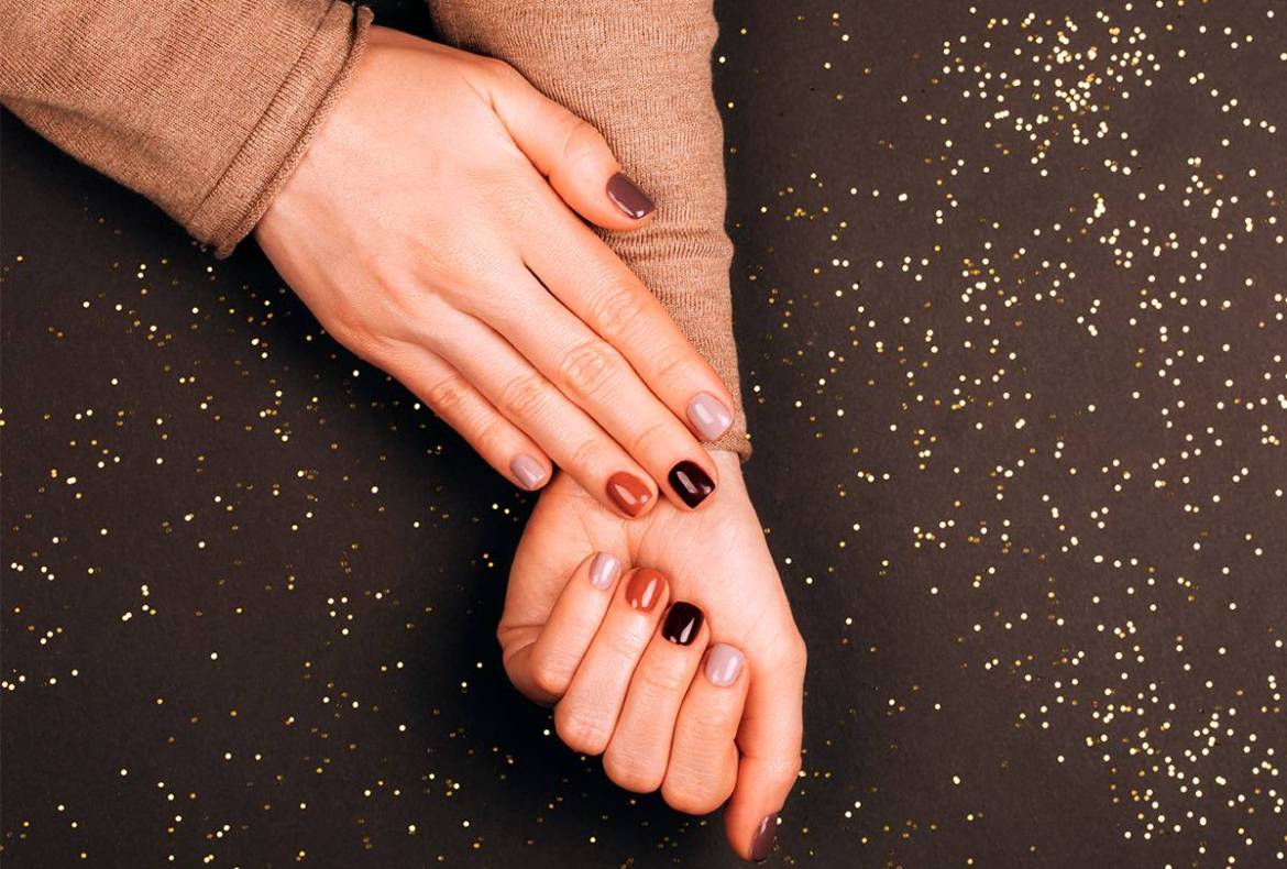 tendências de unhas: tons terrosos