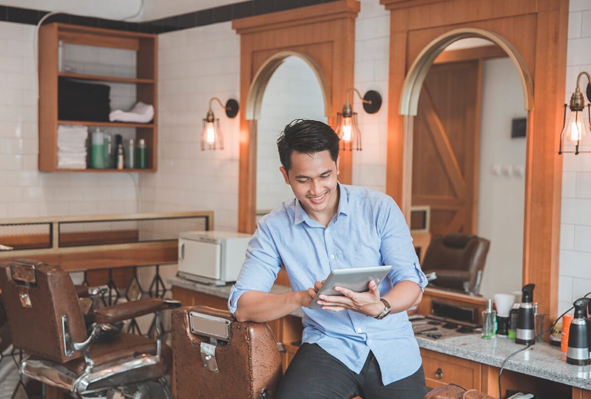 barbeiro trabalhando em ideias de post para barbearia