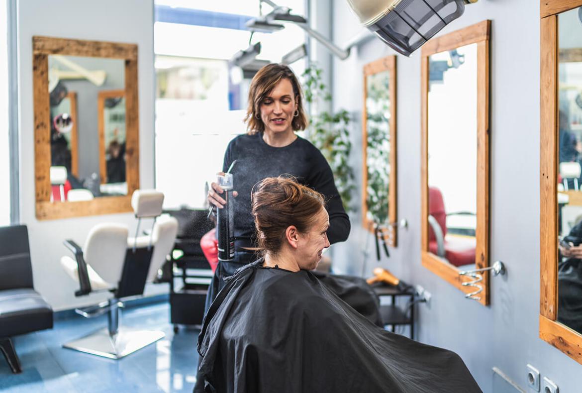 cabeleireira atendendo cliente no dia de promoção do dia das mães para salão de beleza